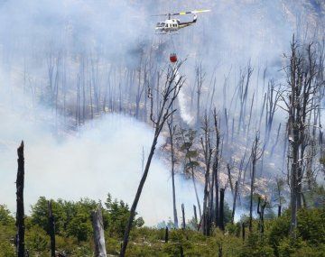 Rayo desató incendio en Lago Puelo y el desastre supera las 3.000 hectáreas quemadas