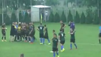 un loquito: el entrenador le pego un golpe al arbitro un loquito: el entrenador le pego un golpe al arbitro