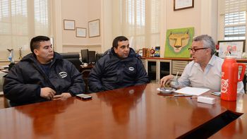 Zamora, junto a empleados de la empresa Sancor Zamora, junto a empleados de la empresa Sancor