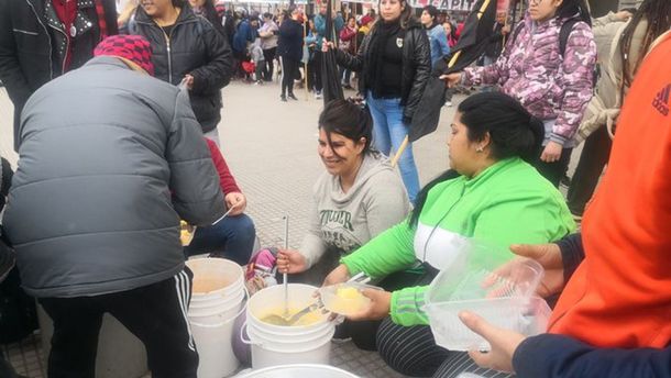 Organizaciones sociales realizaron un polentazo contra el hambre y el ajuste