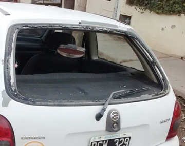 {altText(Gentileza: lmneuquen.com.ar,#DíaDeFuria Cansado de los ruidos molestos, le rompió el auto a un grupo de chicos)}