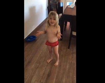 Una nena creyó que su gato jugaba con un conejito bebé