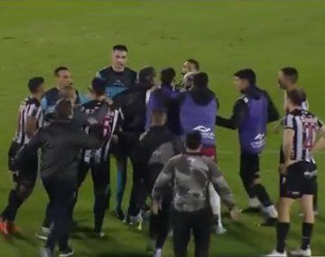 Primera Nacional: no cobraron dos penales y todo terminó en una batalla campal