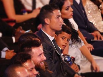 El pequeño no puede ocultar su devoción por el argentino