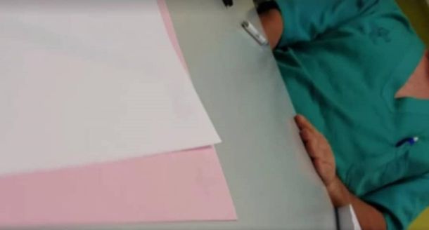Una captura del video en el que atraparon in fraganti al médico depravado