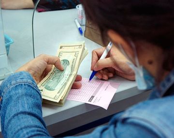 Los viáticos de los funcionarios se pagarán en la moneda de destino