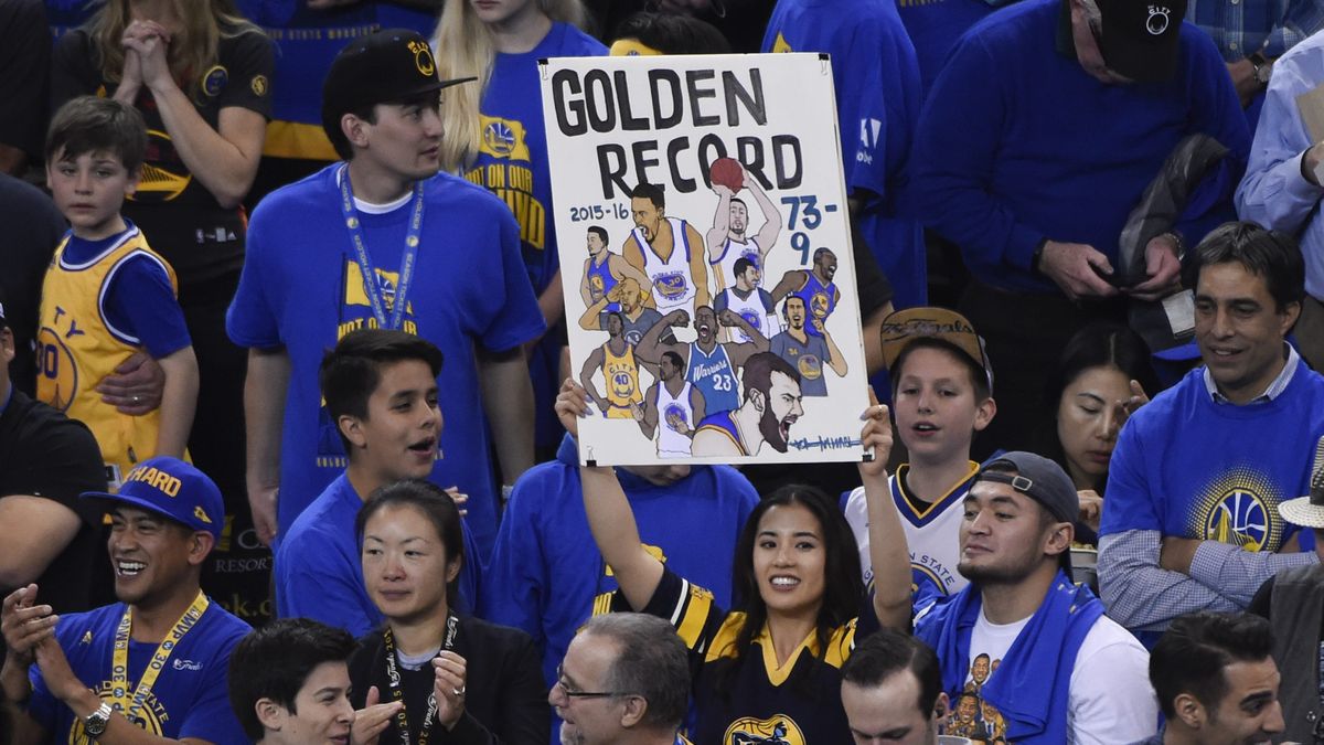 Con un genial Curry, Golden State rompió la marca histórica de los