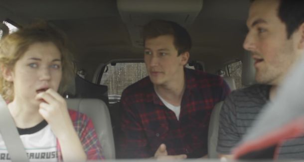 Mucho Walking Dead: los hermanos la convencen de que hay un apocalipsis zombie