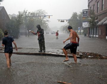 Vecinos escapan al efecto de Florence