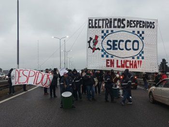 Trabajadores de Industrias Secco cortan el Camino del Buen Ayre en protesta por despidos