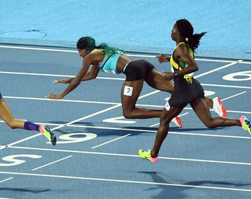 Se tiró de cabeza a la meta...¡y ganó!