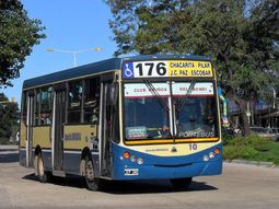 Un chofer encontró una mochila en el colectivo y se la devolvió a su dueña 