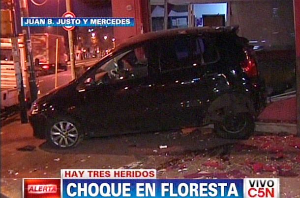 Un auto fuera de control se estrelló contra el frente de una veterinaria