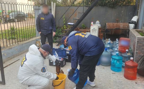 Allanaron tres plantas ilegales de envasado de agua potable en Canning