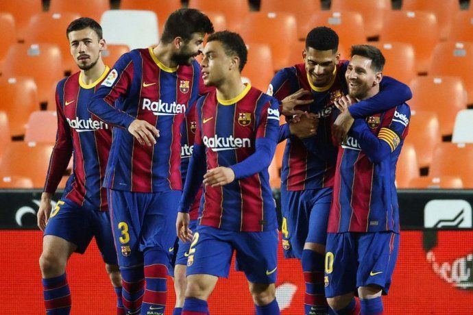 Con dos goles de Lionel Messi, Barcelona venció al Valencia y todavía sueña