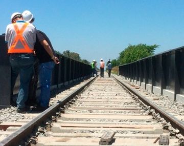 Papelón: inauguraron un puente en las vías y los trenes no pasan