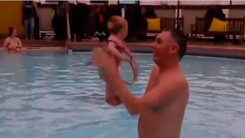 La bebé que se pone de pie en la piscina se volvió viral La bebé que se pone de pie en la piscina se volvió viral