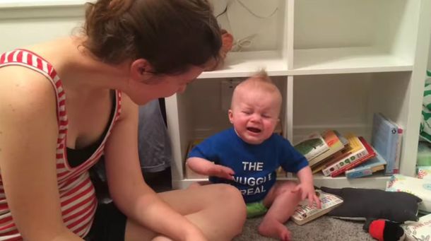 Un bebé se larga a llorar desconsolado cuando se termina su libro favorito