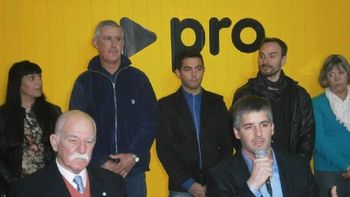 candidato de macri hace campana con un intendente de la dictadura candidato de macri hace campana con un intendente de la dictadura