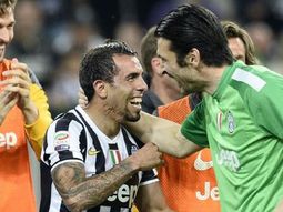 Carlos Tevez y Gianluigi Buffon en Juventus Carlos Tevez y Gianluigi Buffon en Juventus