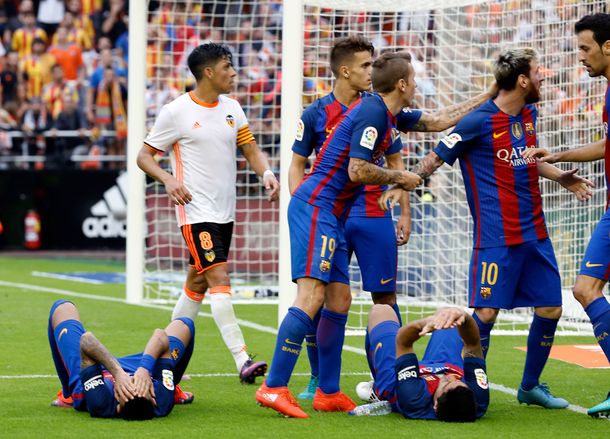 Messi insultó a los hinchas del Valencia por el botellazo a Neymar.