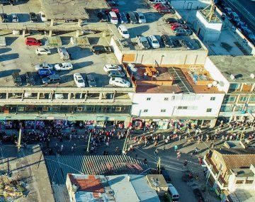 Nuevo operativo en La Salada: tensión entre policías y feriantes por los allanamientos