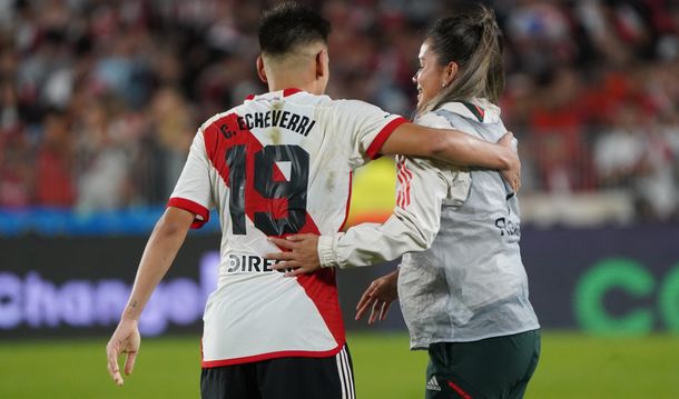 Diablito Echeverri coincidió en el Monumental con su novia alcanzapelotas
