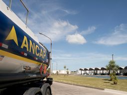 El gobierno le quitó a Ancap el monopolio en la venta de combustible en dos sectores del mercado uruguayo y avanza en la apertura de un tercer negocio. El gobierno le quitó a Ancap el monopolio en la venta de combustible en dos sectores del mercado uruguayo y avanza en la apertura de un tercer negocio.