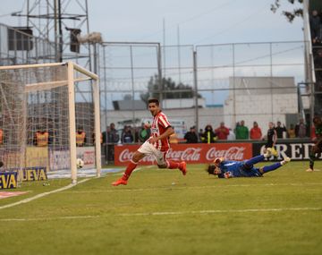 Estudiantes ganó y sigue de cerca a Lanús