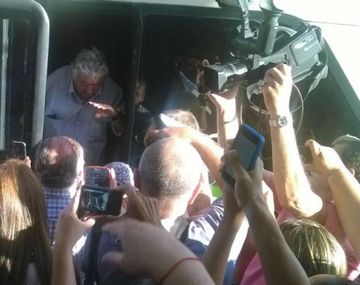 Mujica viaja en colectivo tras dejar la presidencia 