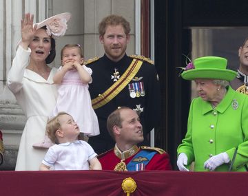 Escrachan a la reina de Inglaterra cuando reta a su nieto William en un acto público