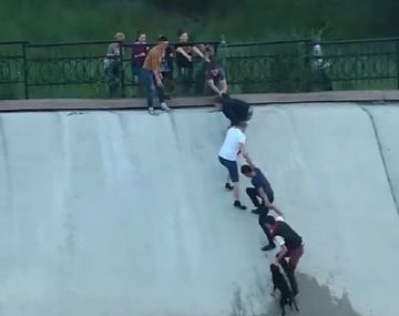 Cadena humana para salvar a un perro