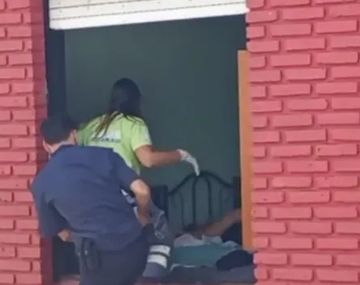 Video: la Policía entró por el techo de una casa y rescató a una mujer que dio a luz sola