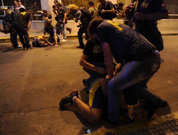 Incidentes en los festejos de los hinchas de Boca en el Obelisco: 20 detenidos y 16 policías heridos