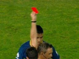 Paolo Goltz vio la roja por una jugada insólita