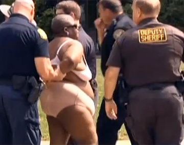 Una mujer hace un strip-tease en el medio de una plaza