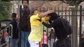 video: una mujer descubre a su hijo en protestas de baltimore y lo saca a golpes video: una mujer descubre a su hijo en protestas de baltimore y lo saca a golpes