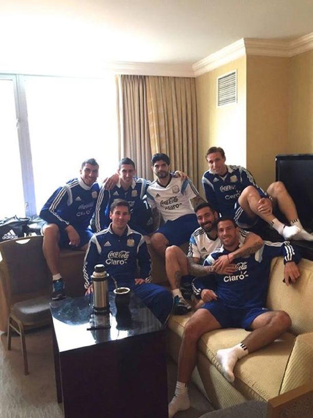 Antes del primer amistoso, los jugadores de la Selección se relajan