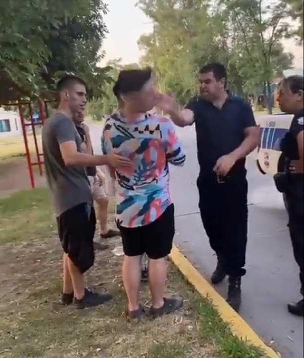 Desplazan a un policía que le pegó un cachetazo a un chico que lo insultó