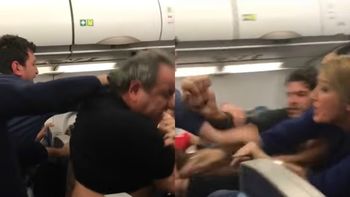 Brutal pelea entre pasajeros Brutal pelea entre pasajeros