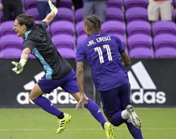 Un ex defensor de Racing fue al arco en una serie de penales: atajó uno y ganaron