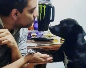 Uno de los denunciantes, junto a su perro fallecido. 