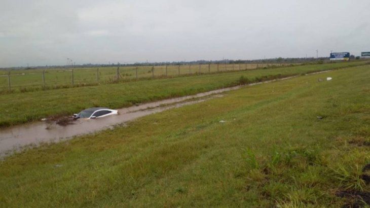 Atropelló y mató a un ciclista en la autopista Córdoba - Rosario: huyó del lugar