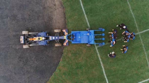 ¿Quién ganó? Un equipo de rugby se enfrentó contra un auto de Fórmula 1