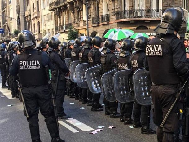 La Policía reprimió a trabajadores estatales que reclamaban una recomposición salarial