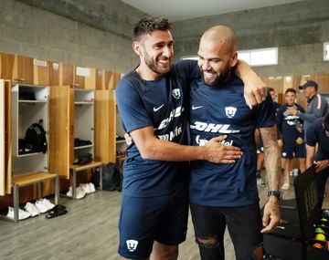 Dani Alves se unió a Pumas UNAM de México y será compañero de Eduardo Toto Salvio.&nbsp;