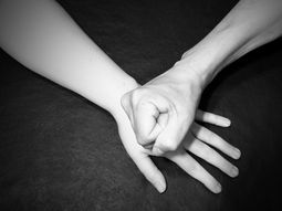 Un hombre simuló el suicidio de su mujer pero quedó detenido imputado de homicidio. Un hombre simuló el suicidio de su mujer pero quedó detenido imputado de homicidio.