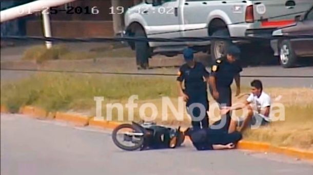 Policía carancho: lo acusan de tirarse arriba de una moto durante un control