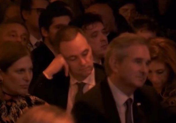 ¿Manuel Adorni se quedó dormido mientras exponía Javier Milei?