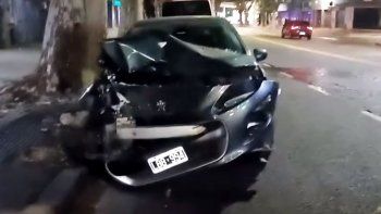 Accidente en Parque Avellaneda: un auto chocó contra una ambulancia